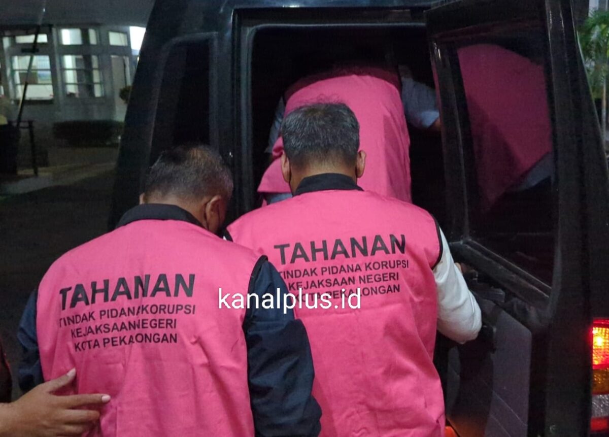 Empat pejabat PDAM Kota Pekalongan yang terseret dugaan kasus pengadaan barang dan jasa fiktif serta pemalsuan voucher perawatan mobil operasional terlihat masuk mobil tahanan menuju Rutan setempat, Selasa (18/8/26).