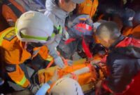 Jenazah M Fahri Maulana (16) yang dilaporkan terjatuh ke dalam kawah Gunung Slamet akhirnya berhasil dievakuasi, Rabu (19/8/26) pagi.
