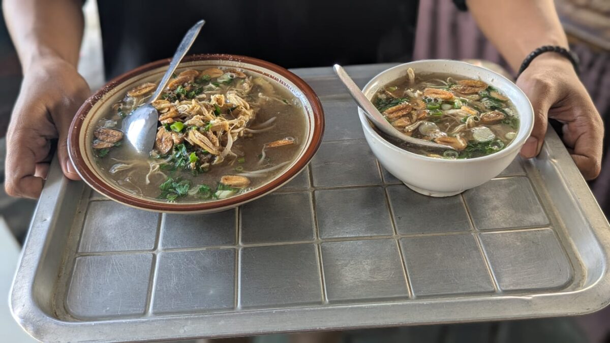 Soto Semarang Mas Bagas dengan porsi besar dan kecil tanpa nasi dengan harga cukup Rp8000 dan Rp10.000 sudah bisa menjadi pilihan untuk sarapan maupun makan siang.