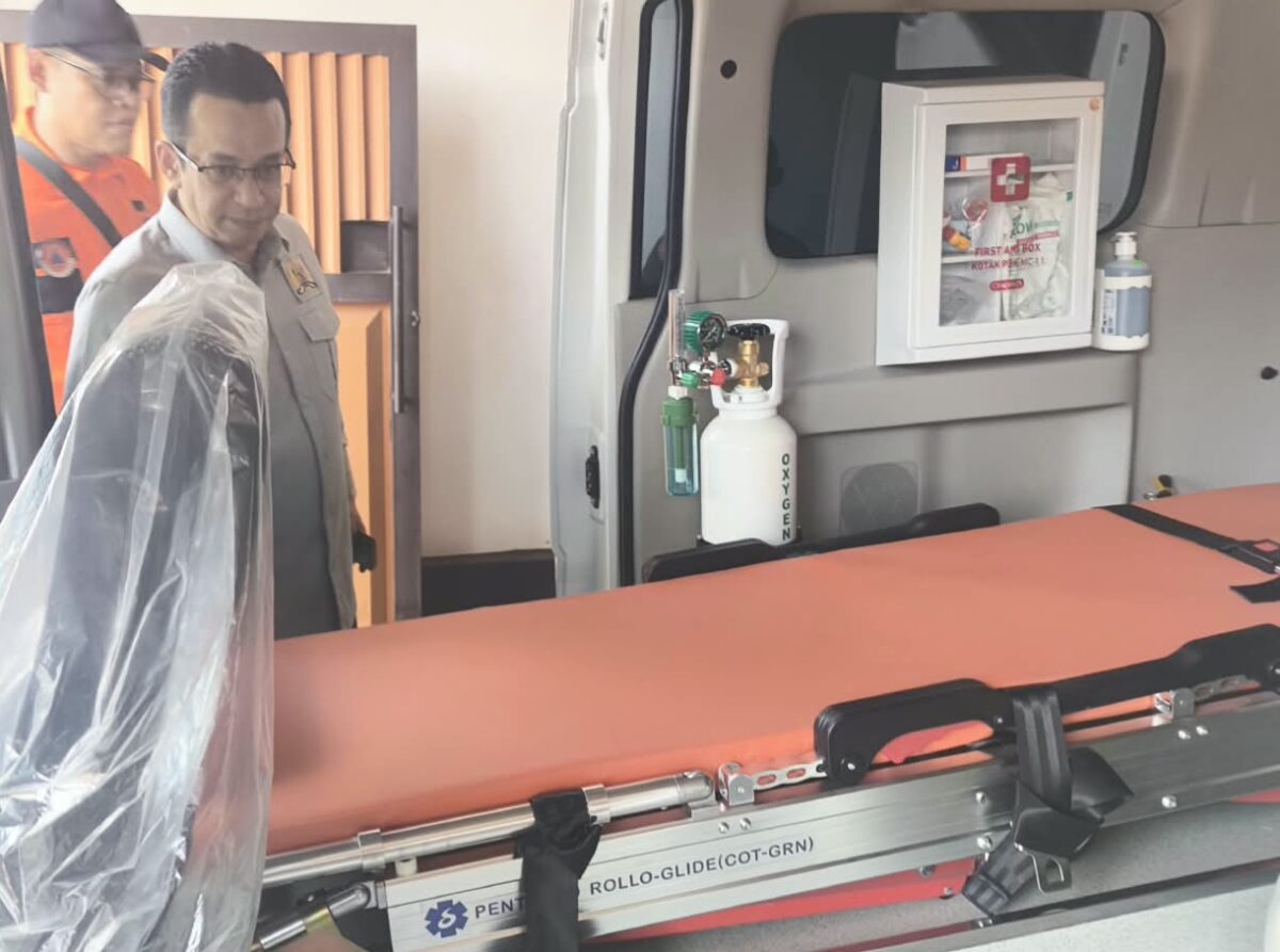 Anggota Komisi VI DPR RI Rizal Bawazier mengecek ke dalam ambulan yang diserahkan kepada Relindo di Rumah Aspirasi RB Center Batang, Kamis (20/8/26).