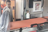 Anggota Komisi VI DPR RI Rizal Bawazier mengecek ke dalam ambulan yang diserahkan kepada Relindo di Rumah Aspirasi RB Center Batang, Kamis (20/8/26).