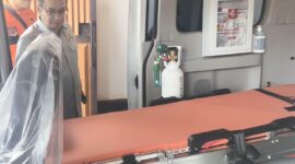 Anggota Komisi VI DPR RI Rizal Bawazier mengecek ke dalam ambulan yang diserahkan kepada Relindo di Rumah Aspirasi RB Center Batang, Kamis (20/8/26).