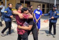 Adegan reka ulang di Polres Pekalongan Kota memperagakan sejumlah adegan penganiayaan berat yang menewaskan Muhammad Zuhri alias Mamat Godril di Kelurahan Kuripan Kertoharjo, Kamis (20/8/26).