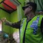 Polisi menunjukkan posisi korban gantung diri dengan seutas tali tambang  di kamar mandi, Jumat (21/8/2026). Foto: Istimewa