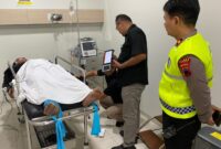 Pengendara Yamaha Vixion mengalami luka dan mendapat perawatan setelah terlibat kecelakaan, Kamis (20/8/26). Foto: Istimewa