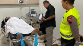 Pengendara Yamaha Vixion mengalami luka dan mendapat perawatan setelah terlibat kecelakaan, Kamis (20/8/26). Foto: Istimewa