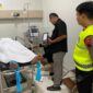 Pengendara Yamaha Vixion mengalami luka dan mendapat perawatan setelah terlibat kecelakaan, Kamis (20/8/26). Foto: Istimewa