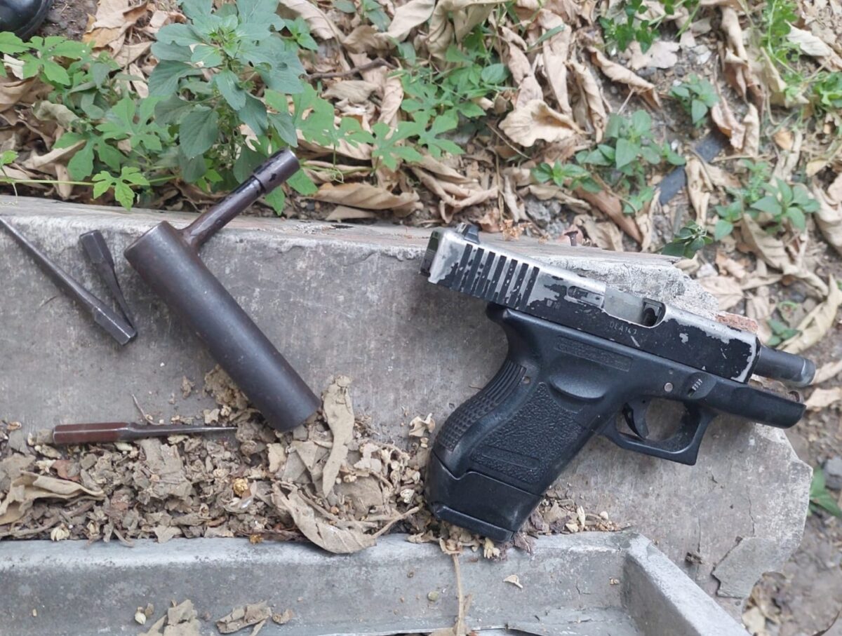 Kunci T dan pistol airsoftgun yang diduga digunakan pelaku untuk melakukan kejahatan, Kamis (20/8/26). Foto: Istimewa
