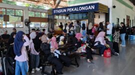 Suasana area tunggu Stasiun Pekalongan pada saat libur panjang Maulid Nabi Muhammad SAW, Sabtu (22/8/26). Foto: Istimewa dan AI