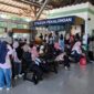 Suasana area tunggu Stasiun Pekalongan pada saat libur panjang Maulid Nabi Muhammad SAW, Sabtu (22/8/26). Foto: Istimewa dan AI