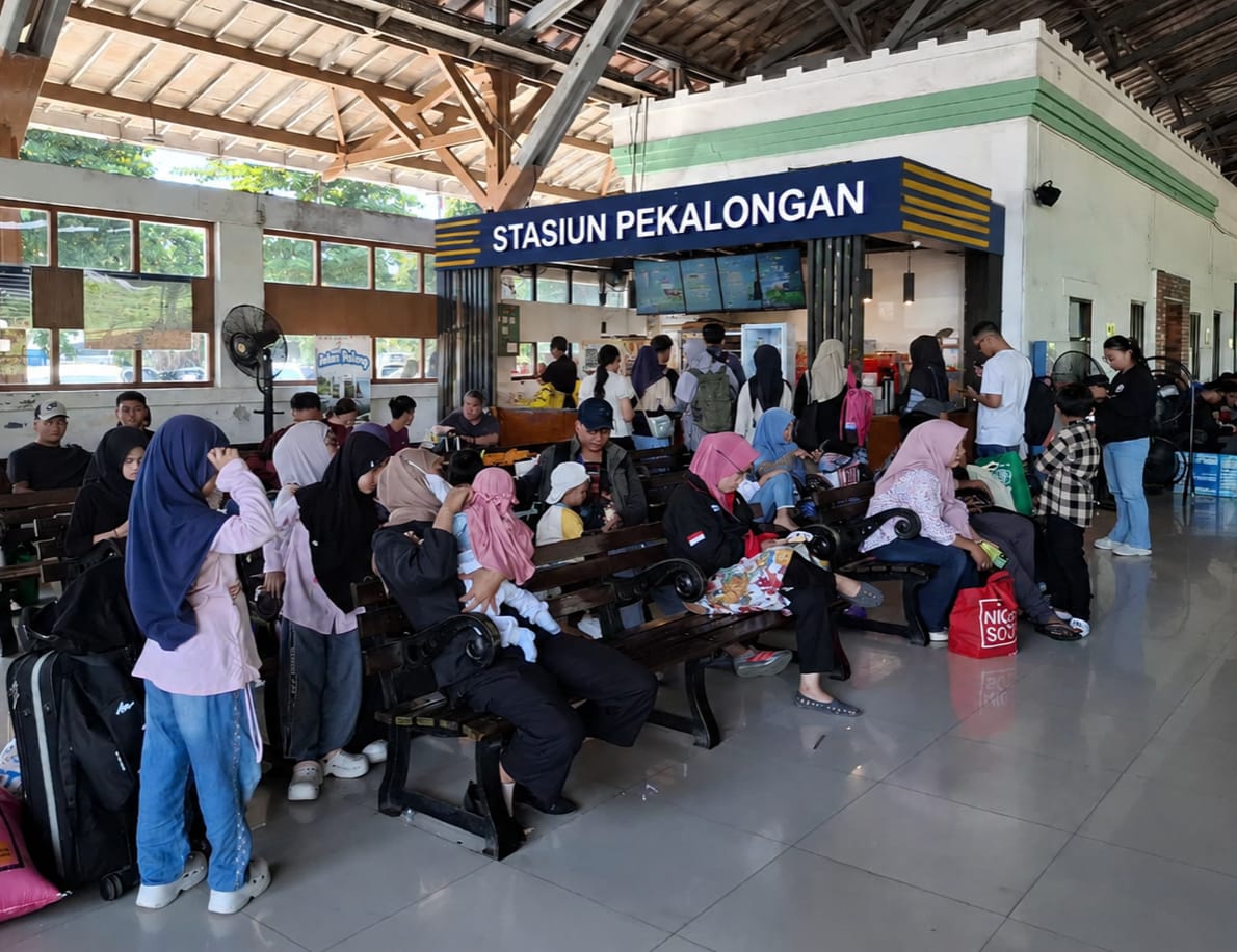 Suasana area tunggu Stasiun Pekalongan pada saat libur panjang Maulid Nabi Muhammad SAW, Sabtu (22/8/26). Foto: Istimewa dan AI