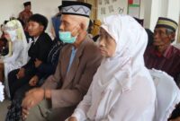 Setelah menunggu 56 tahun pasangan lansia akhirnya mendapatkan buku nikah dalam Sidang Isbat Nikah Terpadu yang digelar Kemenag Kabupaten Brebes, Jumat (21/8/26). Foto: Istimewa