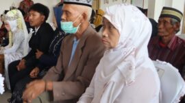Setelah menunggu 56 tahun pasangan lansia akhirnya mendapatkan buku nikah dalam Sidang Isbat Nikah Terpadu yang digelar Kemenag Kabupaten Brebes, Jumat (21/8/26). Foto: Istimewa