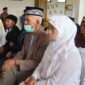 Setelah menunggu 56 tahun pasangan lansia akhirnya mendapatkan buku nikah dalam Sidang Isbat Nikah Terpadu yang digelar Kemenag Kabupaten Brebes, Jumat (21/8/26). Foto: Istimewa