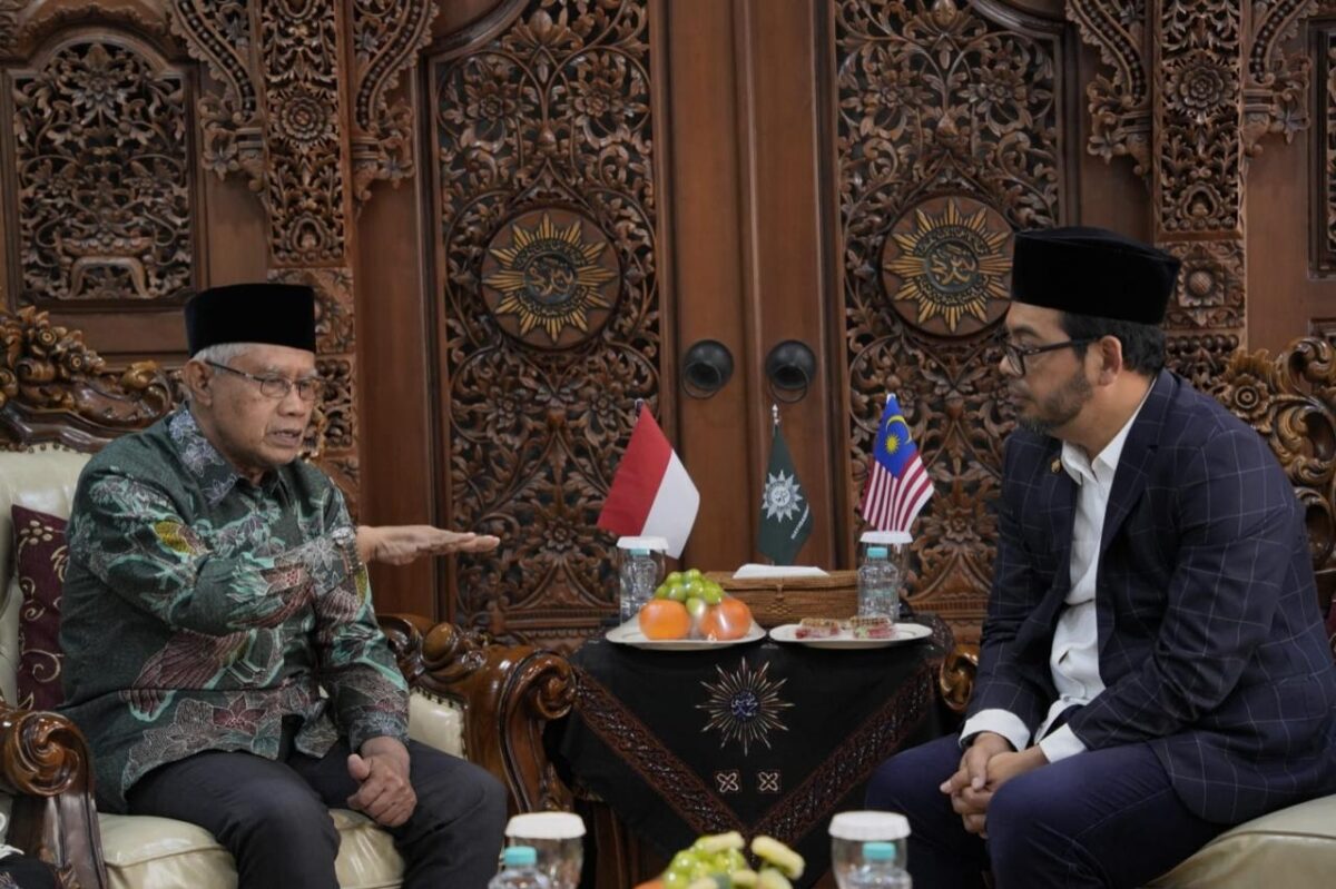 Ketua PP Muhammadiyah Haedar Nashir menerima kedatangan Menteri di Jabatan Perdana Menteri (JPM) bidang Hal Ehwal Agama Malaysia, Zulkifli bin Hasan di Kantor PP Muhammadiyah Jakarta, Sabtu (22/8/26). Foto: Istimewa
