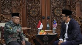 Ketua PP Muhammadiyah Haedar Nashir menerima kedatangan Menteri di Jabatan Perdana Menteri (JPM) bidang Hal Ehwal Agama Malaysia, Zulkifli bin Hasan di Kantor PP Muhammadiyah Jakarta, Sabtu (22/8/26). Foto: Istimewa