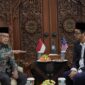Ketua PP Muhammadiyah Haedar Nashir menerima kedatangan Menteri di Jabatan Perdana Menteri (JPM) bidang Hal Ehwal Agama Malaysia, Zulkifli bin Hasan di Kantor PP Muhammadiyah Jakarta, Sabtu (22/8/26). Foto: Istimewa