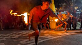 Peserta lari cepat sambil menjaga agar api tidak padam dalam lomba Estafet Obor Comal 2026 yang berlangsung di Jalan Gatot Subroto, Sabtu (22/8/26) malam.