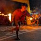 Peserta lari cepat sambil menjaga agar api tidak padam dalam lomba Estafet Obor Comal 2026 yang berlangsung di Jalan Gatot Subroto, Sabtu (22/8/26) malam.