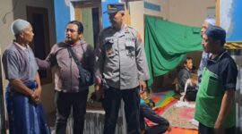 Pihak keluarga menerima kejadian yang menyebabkan Warkuat (55) sebagai kecelakaan setelah diduga terjatuh dari pohon durian dan ditemukan telah meninggal dunia sehingga tidak menghendaki adanya autopsi, Sabtu (22/8/26) malam. Foto: Istimewa