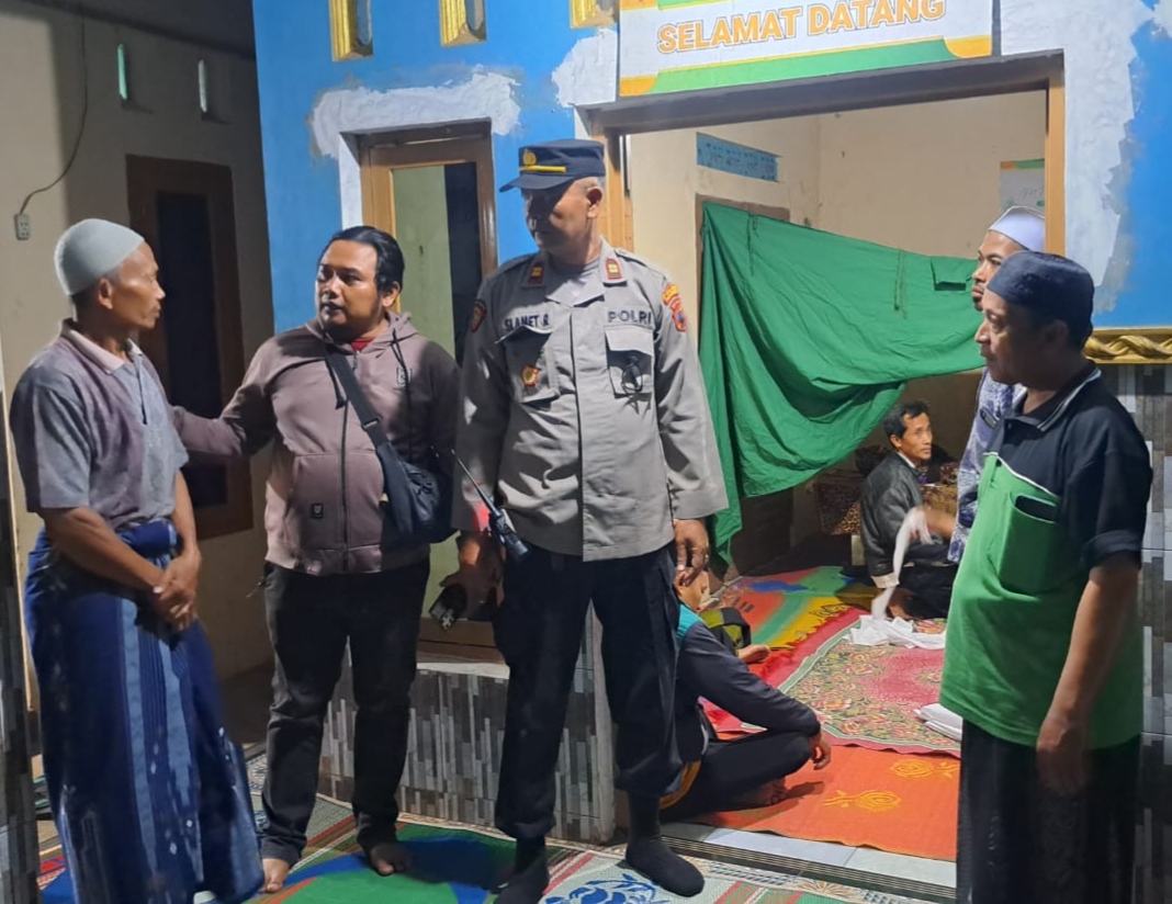 Pihak keluarga menerima kejadian yang menyebabkan Warkuat (55) sebagai kecelakaan setelah diduga terjatuh dari pohon durian dan ditemukan telah meninggal dunia sehingga tidak menghendaki adanya autopsi, Sabtu (22/8/26) malam. Foto: Istimewa