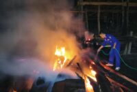 Api yang membakar tumpukan kayu bahan baku kapal nyaris membakar sebuah galangan di Kabupaten Batang, Selasa (25/8/26). Foto: Istimewa