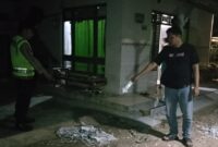 Polisi menunjukkan pusat ledakan dari petasan yang dirakit korban hingga menyebabkan terluka dan dilarikan ke rumah sakit, Selasa (25/8/26). Foto: Istimewa