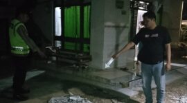 Polisi menunjukkan pusat ledakan dari petasan yang dirakit korban hingga menyebabkan terluka dan dilarikan ke rumah sakit, Selasa (25/8/26). Foto: Istimewa