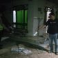 Polisi menunjukkan pusat ledakan dari petasan yang dirakit korban hingga menyebabkan terluka dan dilarikan ke rumah sakit, Selasa (25/8/26). Foto: Istimewa