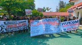 Ratusan warga dari sejumlah desa di Kecamatan Buran terutama Simbangkulon mendatangi PN Pekalongan untuk mendukung pihak kepolisian dalam menangani perkara dugaan kekerasan seksual yang menyeret pimpinan Padepokan Padang Ati dan menolak adanya sidang praperadilan, Rabu (26/8/26).