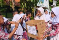 Ratusan siswa SD Negeri Kauman 07 Batang mendonasikan uang saku dan tabungannya kepada korban gempa bumi di NTT, Rabu (26/8/26).