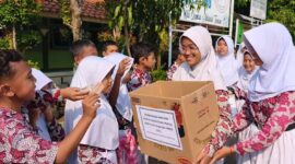 Ratusan siswa SD Negeri Kauman 07 Batang mendonasikan uang saku dan tabungannya kepada korban gempa bumi di NTT, Rabu (26/8/26).