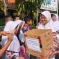 Ratusan siswa SD Negeri Kauman 07 Batang mendonasikan uang saku dan tabungannya kepada korban gempa bumi di NTT, Rabu (26/8/26).