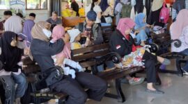 Suasana ruang tunggu Stasiun Pekalongan terlihat cukup padat oleh penumpang menunggu kereta api, Rabu (26/8/26). Foto: Istimewa