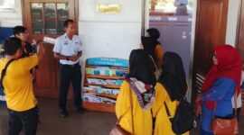 Komunitas Railfans dan Taman Baca Masyarakat bekerjasama dengan PT KAI Daop 4 Semarang kini menyediakan koleksi buku yang bisa dimanfaatkan oleh penumpang untuk mengisi waktu atau menunggu kereta datang yang diberi nama Pojok Baca, Kamis (27/8/26). Foto: Istimewa