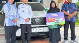 Prihatiningsih berpose bersama Bupati Tegal dan jajaran Bank Jateng usia  menerima plakat hadiah utama satu unit Toyota Innova Zenix Hybrid, Kamis (27/8/26). Foto: Istimewa