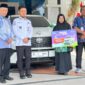 Prihatiningsih berpose bersama Bupati Tegal dan jajaran Bank Jateng usia  menerima plakat hadiah utama satu unit Toyota Innova Zenix Hybrid, Kamis (27/8/26). Foto: Istimewa