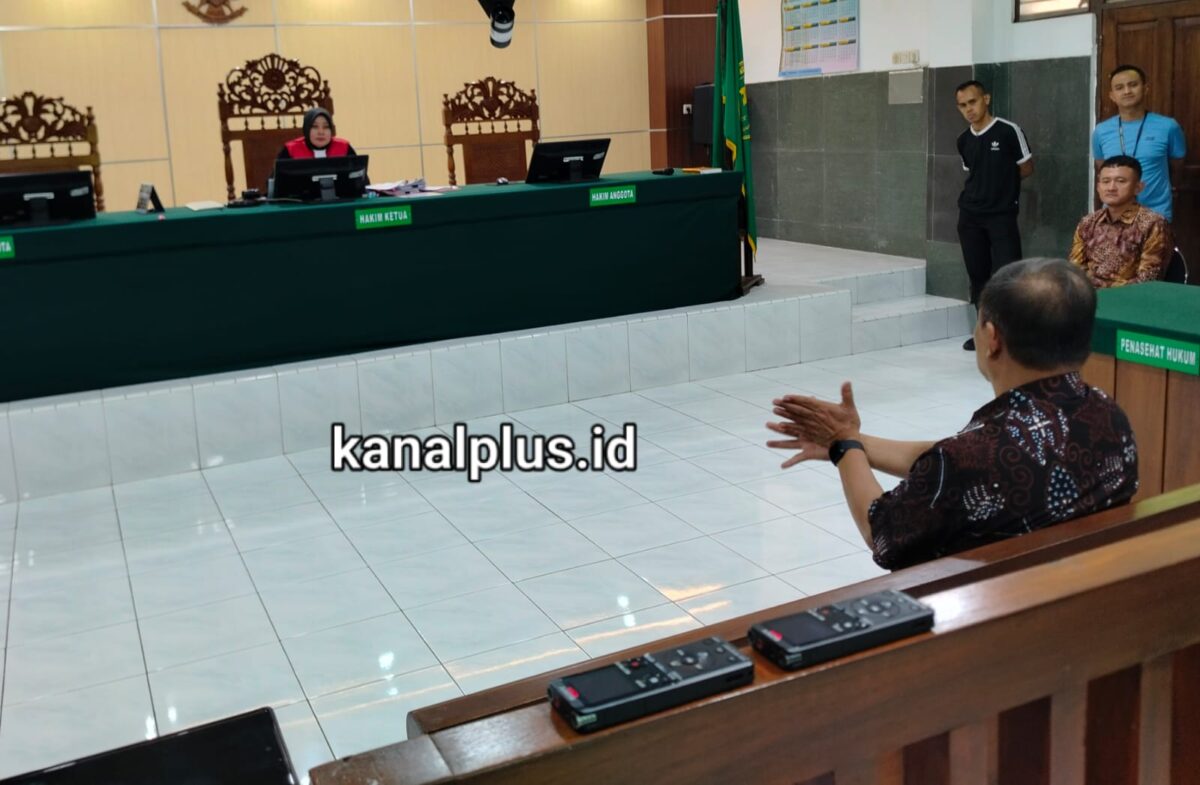 Saksi ahli yang dihadirkan oleh pihak kuasa hukum dari AHF selaku pemohon memberikan keterangannya dalam sidang lanjutan praperadilan di PN Pekalongan, Jumat (28/8/26).