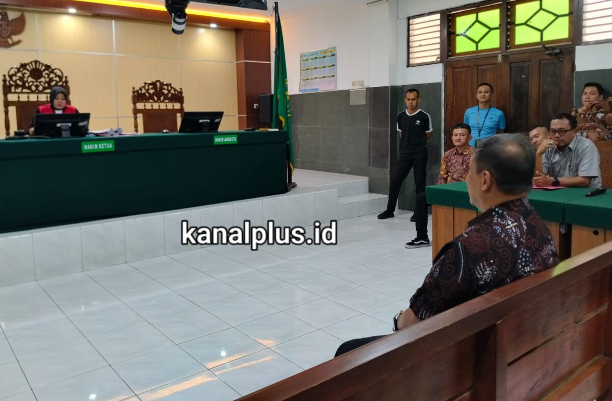 Ahli hukum acara pidana Dr Muhammad Arif Setiawan yang dihadirkan oleh pemohon dalam hal ini kuasa hukum dari AHF pimpinan Padepokan Padang Ati sebagai saksi ahli dicecar keterangannya oleh kuasa hukum dari Polres Pekalongan Kota dalam sidang lanjutan praperadilan yang berlangsung di PN Pekalongan, Jumat (28/8/26).