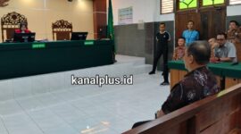 Ahli hukum acara pidana Dr Muhammad Arif Setiawan yang dihadirkan oleh pemohon dalam hal ini kuasa hukum dari AHF pimpinan Padepokan Padang Ati sebagai saksi ahli dicecar keterangannya oleh kuasa hukum dari Polres Pekalongan Kota dalam sidang lanjutan praperadilan yang berlangsung di PN Pekalongan, Jumat (28/8/26).