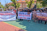 Ratusan warga Simbangkulon dan lima desa lainnya berorasi mendukung polisi dan hakim untuk menuntaskan penanganan perkara dugaan kekerasan seksual yang menyeret pimpinan Padepokan Padang Ati di PN Pekalongan, Juma (28/8/26).