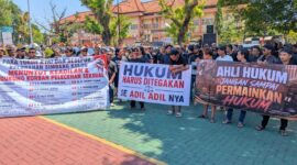 Ratusan warga Simbangkulon dan lima desa lainnya berorasi mendukung polisi dan hakim untuk menuntaskan penanganan perkara dugaan kekerasan seksual yang menyeret pimpinan Padepokan Padang Ati di PN Pekalongan, Juma (28/8/26).