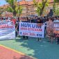 Ratusan warga Simbangkulon dan lima desa lainnya berorasi mendukung polisi dan hakim untuk menuntaskan penanganan perkara dugaan kekerasan seksual yang menyeret pimpinan Padepokan Padang Ati di PN Pekalongan, Juma (28/8/26).