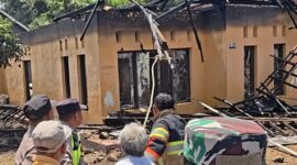 Penampakan rumah warga Desa Tangkil Kulon yang terbakar menyebabkan kerusakan parah hanya dalam waktu singkat akibat korsleting, Jumat (28/8/26). Foto: Istimewa