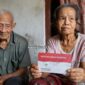 Pasangan lansia dayat (77) dan Darmi (63) warga Desa Kayugeritan mengaku sudah setahun lebih tidak lagi menerima bantuan sosial alias dicoret lantaran terindikasi judol, Jumat (28/8/26).