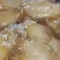 Potongan tempe yang dikerubuti puluhan belatung dalam menu MBG di SMAN 1 Belik membuat geger hingga cuplikan vidionya viral di media sosial, Sabtu (29/8/26). Foto: Istimewa