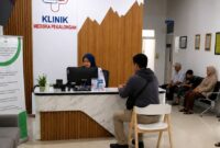 Petugas kesehatan di Klinik Mediska sedang memberikan layanan kesehatan kepada sejumlah pasien, Sabtu (29/8/26). Foto: Istimewa