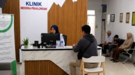 Petugas kesehatan di Klinik Mediska sedang memberikan layanan kesehatan kepada sejumlah pasien, Sabtu (29/8/26). Foto: Istimewa