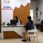 Petugas kesehatan di Klinik Mediska sedang memberikan layanan kesehatan kepada sejumlah pasien, Sabtu (29/8/26). Foto: Istimewa
