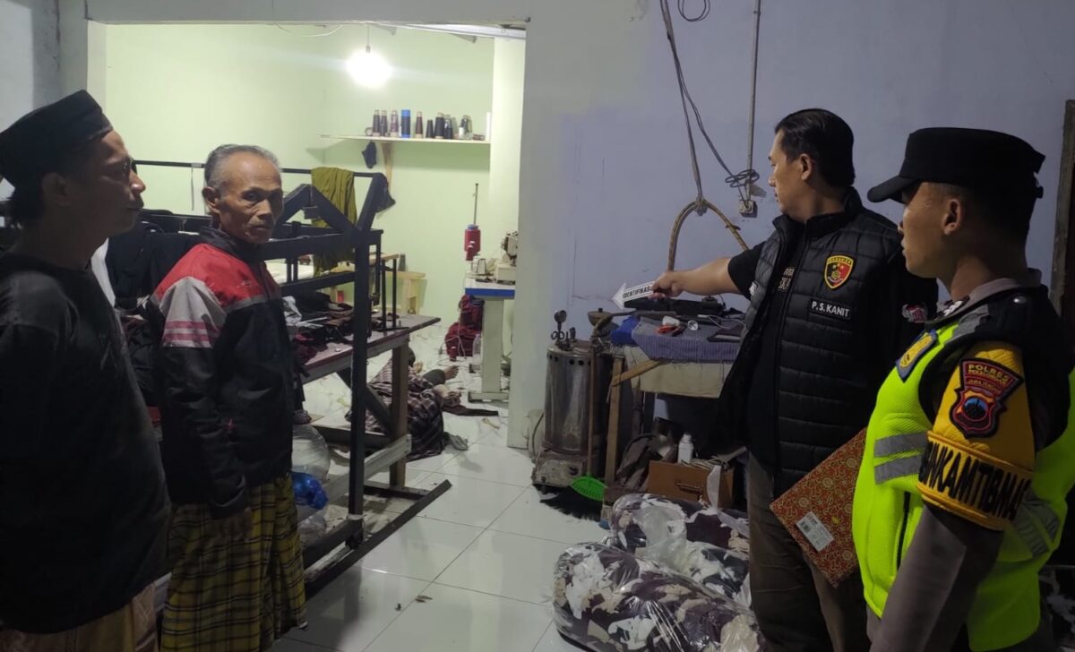 Lokasi korban ditemukan meninggal dunia di rumah konveksi yang menjadi tempat kerjanya di Desa Pegaden Tengah, Jumat (28/8/26) malam. Foto: Istimewa